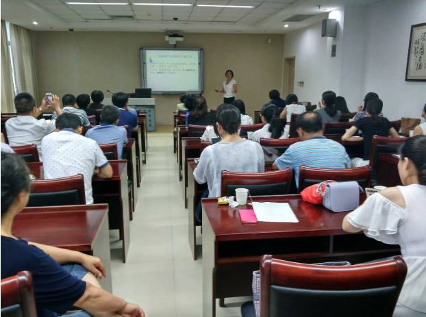 为纪念中国共产党成立96周年，深入推进“两学一做”教育活动，太阳成tyc122cc(中国)集团集团党委书记陈宝贵同志，太阳成tyc122cc(中国)集团集团党委副书记、厦门眼科中心党总支书记陈逸恬同志，党委委员张秀恋同志，以及支部三十余名党员同志参加了集团党委组织的庆祝“七一”主题党日