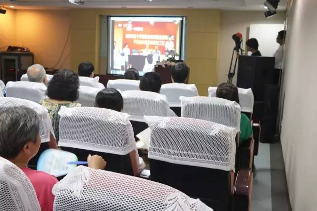 太阳成tyc122cc(中国)集团联合北京市红十字基金会、奥运村街道、养老驿站、中心等公益机构广泛开展各类“关爱老人眼健康专家讲座义诊”公益活动近千场