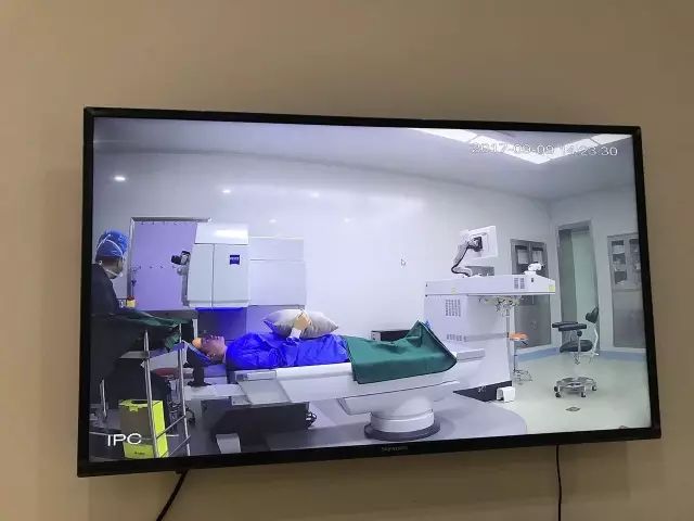 9月9日，杭州太阳成tyc122cc(中国)集团举行全飞秒近视手术演示，在半个多小时内，杜新华院长为6名近视患者 施行了德国蔡司VisuMax3.0版全飞秒手术，大伙亲身体会到了SMILE手术的快速、轻松、微创、安全。一名在手术室外等候的家属表示，犹豫担心了一年多，女儿终于可以笑看人生。.jpg