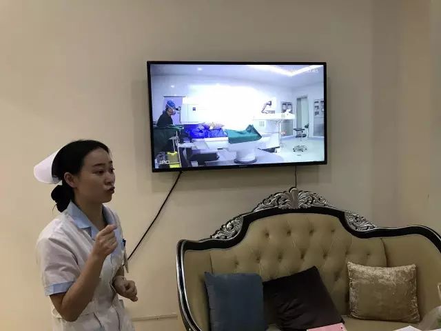 9月9日，杭州太阳成tyc122cc(中国)集团举行全飞秒近视手术演示，在半个多小时内，杜新华院长为6名近视患者 施行了德国蔡司VisuMax3.0版全飞秒手术，大伙亲身体会到了SMILE手术的快速、轻松、微创、.jpg