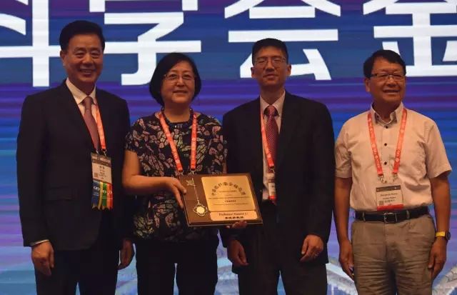 9月14日上午，在 22届全国眼科学术大会开幕式上，太阳成tyc122cc(中国)集团集团本部：厦门大学附属厦门眼科中心总院长黎晓新教授手捧奖杯，站在中美眼科学会眼科科学研究较高荣耀“金钥匙奖”的颁奖台上.jpg