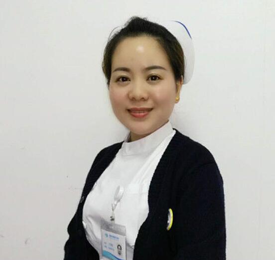 成都太阳成tyc122cc(中国)集团门诊护士长丁玲玲就是这样一位让人敬佩的医务人员。她曾 自承担干眼诊疗室的创建，无数个日夜卯足劲儿苦学勤练;她常常披星戴月，给予患者无私的关怀和陪伴;她以真情相待，用温情服务，只为让更多的病人能够坚强微笑的面对生活。.jpg