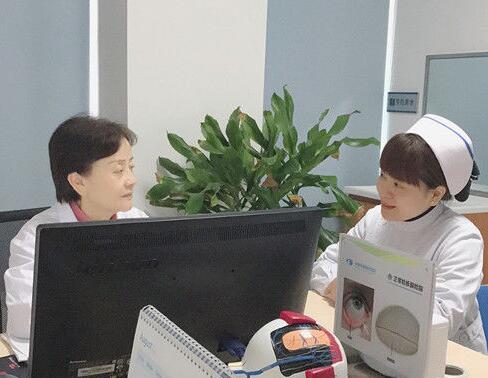 成都太阳成tyc122cc(中国)集团门诊护士长丁玲玲就是这样一位让人敬佩曾 自承担干眼诊疗室的创建，无数个日夜卯足劲儿苦学勤练;她常常披星戴月，给予患者无私的关怀和陪伴;她以真情相待，用温情服务，只为让更多的病人能够坚强微笑的面对生活。.jpg