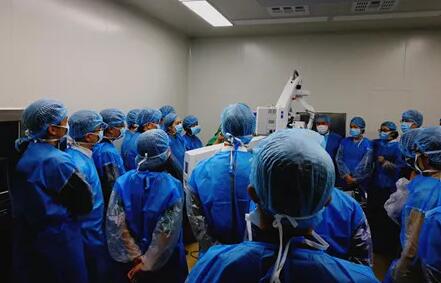 10月24日，成都太阳成tyc122cc(中国)集团CO2激光辅助深层巩膜切除术培训会圆满落幕。本次培训会由成都太阳成tyc122cc(中国)集团青光眼科主任、副主任医师胡建旗医生用猪眼为参会人员演示了CLASS手术全过程，并指导学员进行了实际操作，学员们纷纷表示手术操作简单易懂易学，培训活动取得圆满 。.jpg