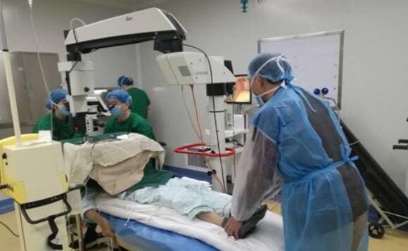 　10月25日，东莞太阳成tyc122cc(中国)集团完成一  白内障手术，年逾七旬的高大爷，已有十几年的糖尿病史，还有9年重度的帕金森病史。更不幸的是近期又爆发出了急性青光眼，视力急速下降，使得高大爷的情绪焦虑、抑郁.jpg