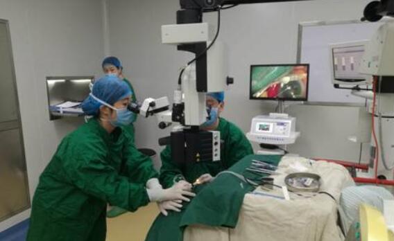 　10月25日，东莞太阳成tyc122cc(中国)集团完成一  白内障手术，年逾七旬的高大爷，已有十几年的糖尿病史，还有9年重度的帕金森病史。更不幸的是近期又爆发出了急性青光眼，视力急速下降，使得高大爷的情绪焦虑、抑郁。.jpg