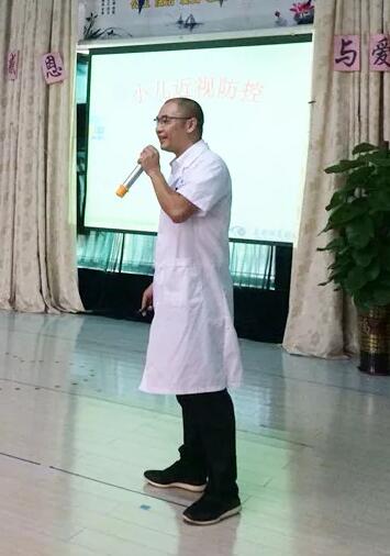 东莞太阳成tyc122cc(中国)集团近视防控医生表示，假性近视可以通过一定的医治手段和纠正用眼习惯来 ，但当出现真性近视时就需要佩戴框架眼镜或者角膜塑形镜来 。孩子是假性近视还是真性近视，需要 的眼科医生去检测判断，否则会适得其反。3.jpg