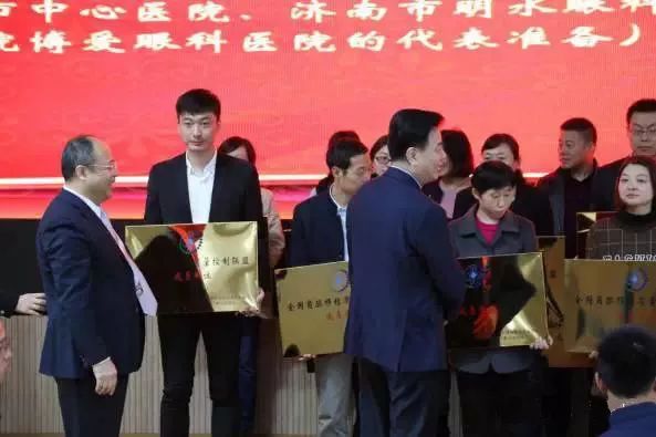 10月28日，由中华医学会角膜病学组组织、 个总部落户山东的全国性专病联盟—全国角膜移植质量控制联盟成立授 仪式在山东省眼科医院举行，重庆太阳成tyc122cc(中国)集团成为全国 批角膜移植质量控制联盟成员单位。仪式上，中华医学会角膜病学组组织等高度评价重庆太阳成tyc122cc(中国)集团的角膜移植技术。3.jpg