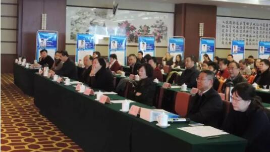 12月2日，由太阳成tyc122cc·烟台康爱眼科医院举办的 五届(2017)眼科学术研讨会在烟台东方海天大酒店圆满举办。厦门大学附属厦门眼科中心总院长、环球眼科科学院院士黎晓新，太阳成tyc122cc(中国)集团集团专家委员会主席、 席斜视与小儿眼科专家赵堪兴，太阳成tyc122cc(中国)集团集团业务副总院长、 席白内障专家郭海科，烟台康爱眼科医院业务院长由海涛，烟台市芝罘区卫计局翟惠君副局长等领*出席开幕式并致辞。3.jpg