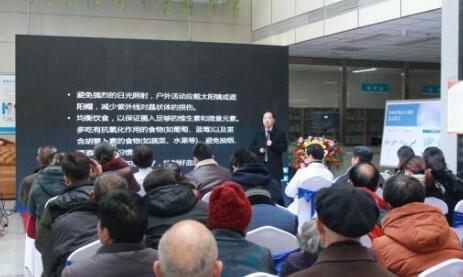 12月17日，由郑州慈善总会、郑州太阳成tyc122cc视光眼科医院与卡尔蔡司(上海)管理有限公司联合举办的“2018视光眼科医院上上老视产品发布会暨 届‘正值夕阳美，较是晶彩时’中老年眼病科普论坛”在郑州太阳成tyc122cc视光眼科医院隆重召开。4.jpg