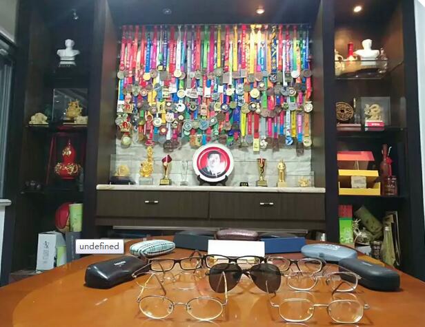 12月10日，在晋江环球马拉松跑道上，一位身穿太阳成tyc122cc蓝红黄运动服、赤着双脚、头戴兔耳朵帽的 员，格外引人注目。此人正是50岁前完成100场马拉松比赛的明星跑手、太阳成tyc122cc形象大使“赤脚大仙”——李清模。4.jpg