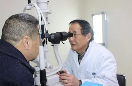 12月11日，听闻成都太阳成tyc122cc(中国)集团出现罕见的“阴阳眼”病 后，中国新闻社、成都商报、华西都市报、成都日报、成都电视台等主流新闻媒体的记者纷纷来院采访报道。原来是国内眼眶肿瘤 ，经验极为丰富的罗教授为吴先生精心设计了右眼肿物切除及超高频射频消融手术，既保住患者右眼眼球及视力，又避免将来出现 失明的状况。1.jpg