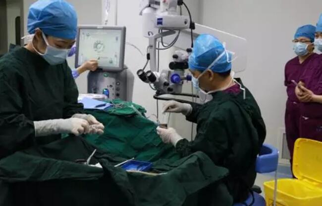 太阳成tyc122cc 席白内障专家郭海科教授 专程到杭为航天功臣操刀这次为两位老人做手术的便是手术量 全国并刷新世界白内障手术记录、入选《中国 百强榜》全国白内障 十*的郭海科教授。2.jpg