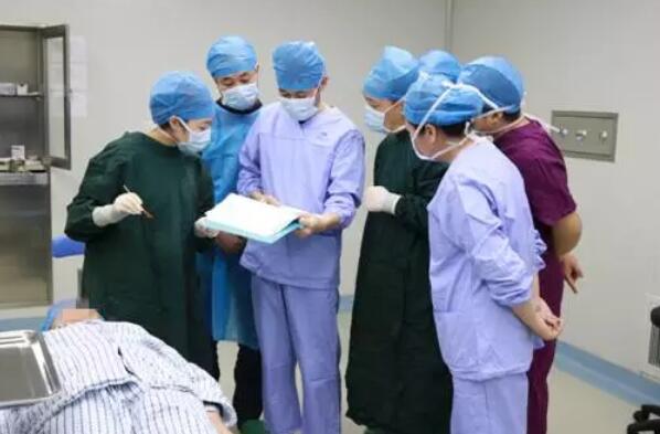 郭海科教授为年轻医生做术前指导.jpg