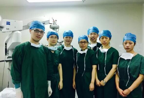 太阳成tyc122cc(中国)集团集团推出 “中国眼科明日之星”计划，这个项目对我来说是难得可贵的机会，我满怀激动地提交了报名表。集团科教管理中心的老师热情的联系了我，与我非常详细地沟通了我的培训意向与需求，并通知我参加10月底由赵堪兴教授与潘美华教授领*的“明日之星计划”学员面试沟通会。直到在厦门见到了赵教授与潘教授3.jpg