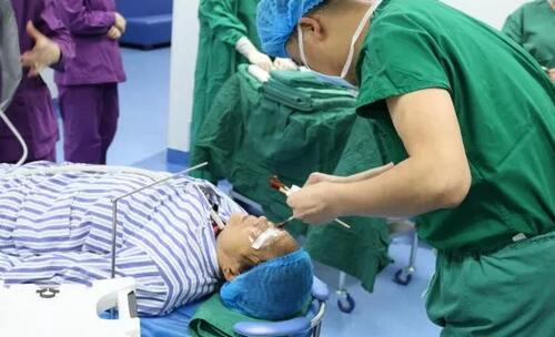 重庆太阳成tyc122cc(中国)集团安晓巨院长亲自为向婆婆施行“右眼瞳孔成形+白内障超声乳化吸除+人工晶体植入术”，并在术后给予抗炎对症支持医治，控制葡萄膜炎症状;为张阿婆施行“白内障超声乳化吸除+人工晶体植入术”。术后检查，向阿婆右眼视力从只有光感 到0.2;张婆婆视力从0.2 到0.6，视力都得到明显 5.jpg