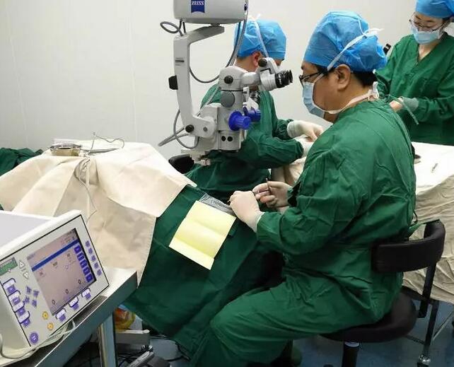 2月3日，百岁老人蒋奶奶白内障术后 好，从安徽理工大附属眼科医院 出院。 　　蒋奶奶因烧伤造成四肢及左眼残疾，近几年来发现右眼看东西越来越模糊，生活充满艰辛。近日听邻居说在安徽理工大学附属眼科医院手术医治了白内障，随后到医院就诊，诊断为右眼白内障，视力仅0.04。老人手术后 二天检查视力达到了0.4，而随着水肿的消退，老人的视力还会逐渐 3.jpg