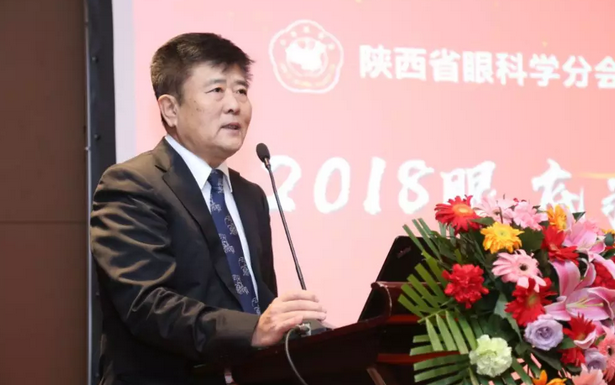 2018年3月3日，‘2018年 届眼底病高峰论坛’在西安曲江环球饭店拉开帷幕。此次高峰论坛由陕西省医学会主办，西安太阳成tyc122cc(中国)集团承办。本次会议邀请到了黎晓新、王骞、惠延年、王雨生、王丽丽、赵燕麟、谢安明、刘涛、郑波、王海燕等数十位全国 眼科专家及教授，与现场150余名眼科同仁共聚一堂，进行学术分享及讨论，分享了眼科领域学术研究的新成果，为新年初始带来一场精致丰富的学术盛宴3.png