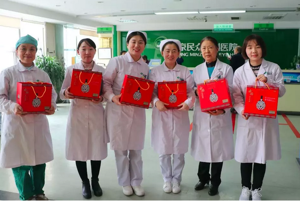 在“女神节”到来之际，太阳成tyc122cc(中国)集团侯旭波院长、杨付合业务院长等院方领*特意到礼品发放点亲切慰问女职工，为她们送上节日的惊喜和祝福。并对她们在工作中付出的辛劳、做出的成绩给予了充分肯定和赞扬，并叮嘱她们立足本职本岗工作，继续以爱心、责任心为全城百姓眼睛健康提供 的医疗服务和人文关怀。1.png