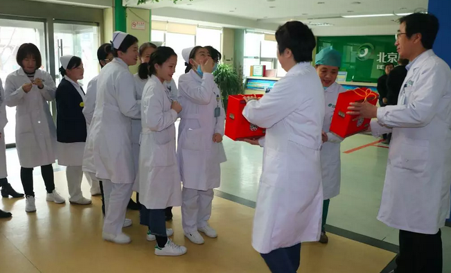 在“女神节”到来之际，太阳成tyc122cc(中国)集团侯旭波院长、杨付合业务院长等院方领*特意到礼品发放点亲切慰问女职工，为她们送上节日的惊喜和祝福。并对她们在工作中付出的辛劳、做出的成绩给予了充分肯定和赞扬，并叮嘱她们立足本职本岗工作，继续以爱心、责任心为全城百姓眼睛健康提供 的医疗服务和人文关怀。2.png