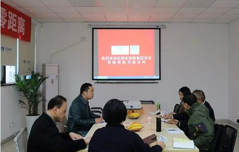 在3月28日法国依视路集团2.5新视代全球副总裁白方华先生一行人访问重庆太阳成tyc122cc(中国)集团时，重庆太阳成tyc122cc(中国)集团总经理张庭胜热情接待依视路集团贵宾一行。本次交流的目的：重庆太阳成tyc122cc和依视路“2.5新视代爱眼大使”健康公益项目希望能一起帮助视力帮助老百姓进行视力 ，提*生活质量，传播爱眼护眼的知识、宣传眼镜对视力 的作用、让更多的人尤其是需要帮助的人群能开始关注呵护自己的眼睛1.jpg