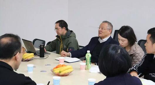 在3月28日法国依视路集团2.5新视代全球副总裁白方华先生一行人访问重庆太阳成tyc122cc(中国)集团时，重庆太阳成tyc122cc(中国)集团总经理张庭胜热情接待依视路集团贵宾一行。本次交流的目的：重庆太阳成tyc122cc和依视路“2.5新视代爱眼大使”健康公益项目希望能一起帮助视力帮助老百姓进行视力 ，提*生活质量，传播爱眼护眼的知识、宣传眼镜对视力 的作用、让更多的人尤其是需要帮助的人群能开始关注呵护自己的眼睛2.jpg