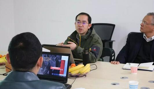 在3月28日法国依视路集团2.5新视代全球副总裁白方华先生一行人访问重庆太阳成tyc122cc(中国)集团时，重庆太阳成tyc122cc(中国)集团总经理张庭胜热情接待依视路集团贵宾一行。本次交流的目的：重庆太阳成tyc122cc和依视路“2.5新视代爱眼大使”健康公益项目希望能一起帮助视力帮助老百姓进行视力 ，提*生活质量，传播爱眼护眼的知识、宣传眼镜对视力 的作用、让更多的人尤其是需要帮助的人群能开始关注呵护自己的眼睛3.jpg