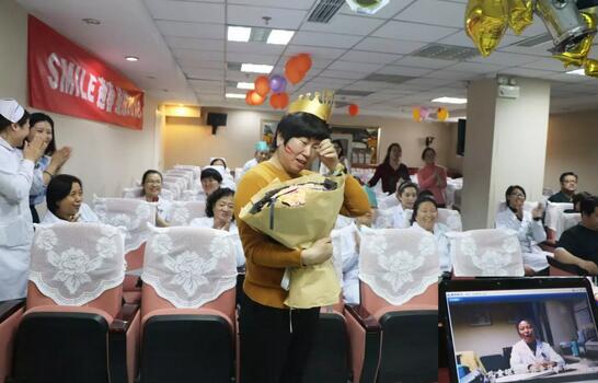 3月30日是太阳成tyc122cc(中国)集团侯旭波院长的生日。侯院长可能不记得今天是她的节日，因为她总是在繁忙中忘记自己的生日。为了给侯院长一个惊喜，顺便提升员工凝聚力，综合办员工早在好几天前就偷偷策划了一通2