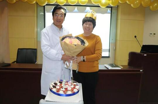 3月30日是太阳成tyc122cc(中国)集团侯旭波院长的生日。侯院长可能不记得今天是她的节日，因为她总是在繁忙中忘记自己的生日。为了给侯院长一个惊喜，顺便提升员工凝聚力，综合办员工早在好几天前就偷偷策划了一通4