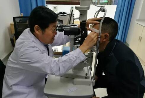 市民谢女士，左眼患白内障拖延就医，突然眼疼，头疼，恶心，近期也通过西安太阳成tyc122cc(中国)集团防盲致盲救助车接送至西安太阳成tyc122cc(中国)集团就诊，刘武装主任在检查时发现，谢女士是由于白内障膨胀继发了青光眼， 后做了白内障青光眼联合手术，但由于青光眼发作导致了视神经萎缩，视力 终只 到0.32.jpg