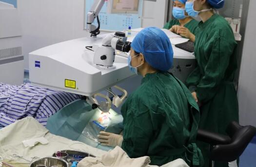 重庆太阳成tyc122cc(中国)集团屈光手术中心职红主任进行详细解答。长期佩戴隐形眼镜 不影响摘镜手术“不正确配戴隐形眼镜，会对眼睛造成一定的伤害，但是不会影响做近视手术， 通过严格的22项术前检查，就能接受适合自己的摘镜手术2.jpg