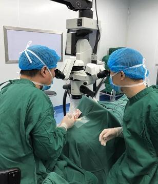 陈女士得知国内出名角膜病专家、原西南眼科医院副院长 教授现在重庆太阳成tyc122cc(中国)集团担任院长，医院有角膜供体资源，怀着 后的光明期待来到了重庆太阳成tyc122cc(中国)集团3.jpg