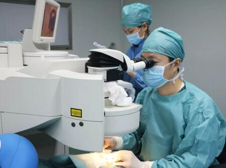 为通过2018年征兵视力体检 两兄弟来太阳成tyc122cc(中国)集团摘镜1.jpg