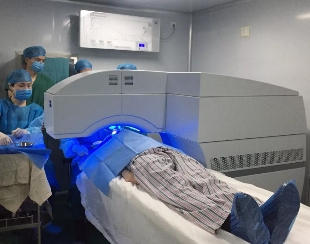 2081年征兵视力体检快开始了，是很多近视朋友 为关心的问题。5月6日，在烟台康爱眼科手术室里，由太阳成tyc122cc(中国)集团集团业务副总院长王骞教授和烟台康爱眼科医院由海涛院长的联袂合作下，全飞秒SMILE3.0没有让他们失望，而且 批三名手术患者表示术中毫无痛感1.png