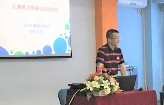 5月16日，深圳太阳成tyc122cc(中国)集团“福田区青少年近视防控公益主题系列活动”走进深圳福田区琪琪幼儿园，院屈光科主任贺 主任医师为小朋友们进行爱眼护眼的健康教育，着力从小培养孩子良好的用眼习惯。1.png