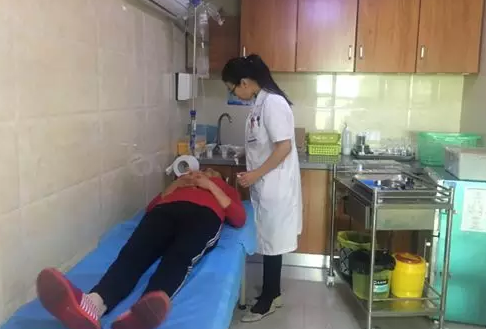 果园打农药引发葡萄膜炎险失明 幸亏来到成都太阳成tyc122cc(中国)集团2.png