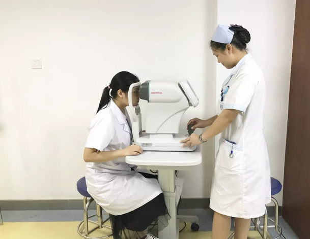 近视手术不安全，没看到很多眼科医生戴眼镜，这是很多近视朋友不敢摘镜的 大顾虑。“这 是一种误解。我们赣州太阳成tyc122cc(中国)集团医生、护士等工作人员都选择了摘镜2.png