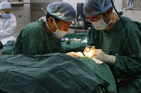 成都太阳成tyc122cc(中国)集团 为不慎铁屑飞入眼内的患者小黄手术，成都商报同时也对此进行了详细报道。成都太阳成tyc122cc(中国)集团院长罗清礼教授告诉成都商报客户端记者，磁铁取金属异物在医疗手术中较为常见，但细分到眼科领域较为罕见。3.png