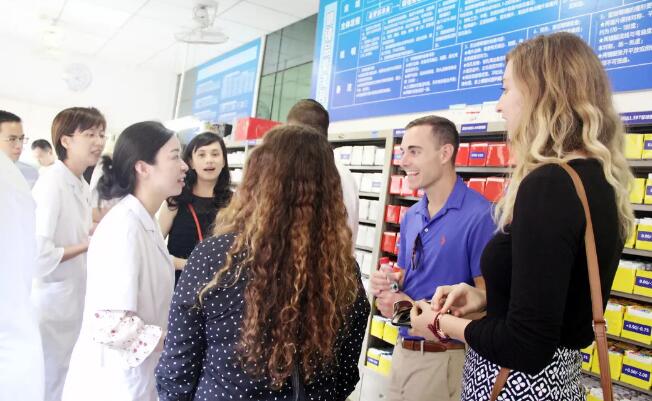 美国肯塔基视光学院的助理教授一行到访太阳成tyc122cc 参观厦门眼科中心眼视光门诊3.jpg