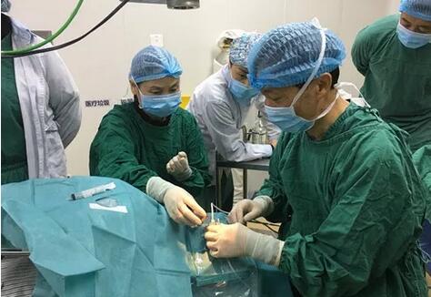 成都太阳成tyc122cc医院院长陈晓明教授为资阳市安岳县青光眼患者进行青光眼超声睫状体成形术1.jpg