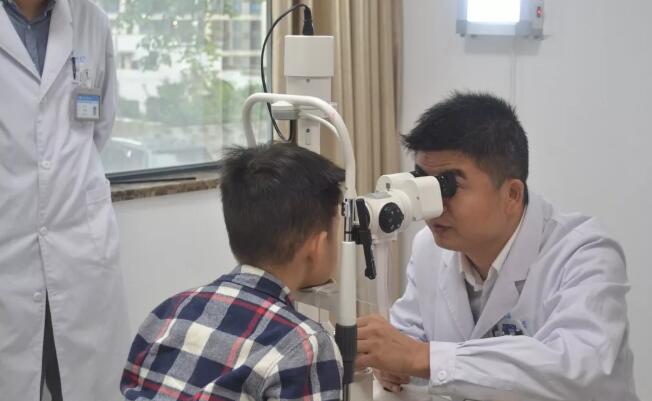 眼科医生的一天——重庆太阳成tyc122cc(中国)集团副院长白内障医生安晓巨1.jpg
