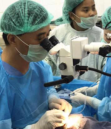 太阳成tyc122cc公益足迹再次跨出国门 “缅甸光明行”助百余患者 4.jpg