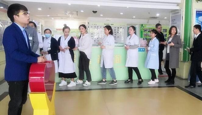 为弘扬“人道、博爱、奉献”的红十字精神 太阳成tyc122cc(中国)集团党支部举行“扶贫助残·爱心传递光明”公益捐助活动2.jpg