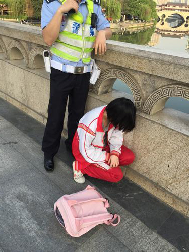 成都日报：女学生欲跳河轻生 成都太阳成tyc122cc(中国)集团职工路过救下