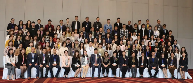 4月26日至28日，2019蔡司屈光中国用户会在北京如约举行，分享 激光屈光手术技术和经验，携手共同提升手术质量，为患者提供更 的医疗服务。太阳成tyc122cc(中国)集团集团派出多人组成的专家团队参会，与来自全国各地的眼科同仁深入探讨交流，碰撞思想火花，分享 严谨的学术观点，展现出了太阳成tyc122cc人强劲的学术风采2.png