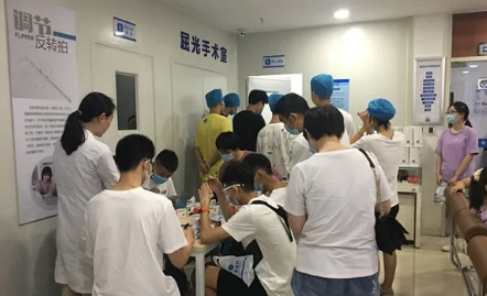 进入高峰期 成都太阳成tyc122cc(中国)集团提醒近视手术朋友提前预约2.png