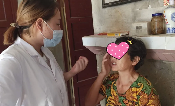 抚州光明眼科医院上门回访，给“光明使者”送温暖1.png