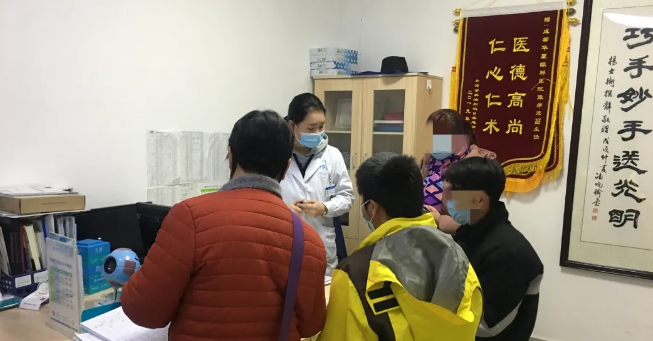 伟大伯母四处借钱为侄儿做近视手术 成都太阳成tyc122cc：手术费免了！2.png