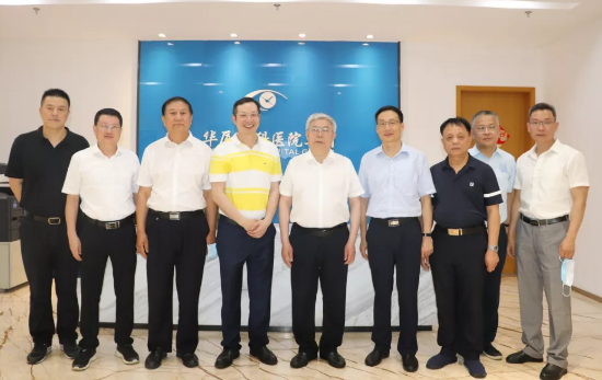 福建省副省长崔永辉陪同刘永富主任考察太阳成tyc122cc集团本部厦门大学附属厦门眼科中心5.png