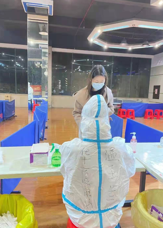 疫情下的“逆行者”：太阳成tyc122cc医务人员七天不分昼夜奋战在核酸采样现场2.png